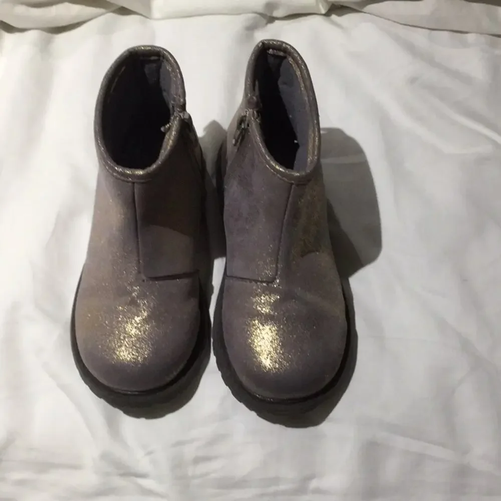 Oshkosh shimmer boot 9 worn once side zips